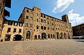 Volterra Piazza dei Priori - Palazzo Pretorio, costruito unificando diverse case e case torri.
